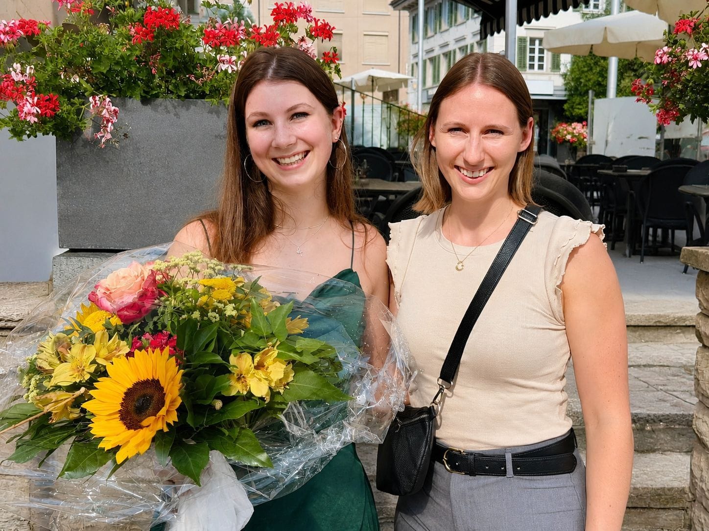 Kezia Villiger, Berufslernende Kauffrau mit eidgenössischer Berufsmaturität bei der Gemeindeverwaltung Eggenwil von 2023 bis 2026, zusammen mit ihrer Berufsbildnerin Vanessa Villars an der Diplomfeier vom 26. Juni 2026 im Casino Wohlen. Bild: GK/Walter Bürgi