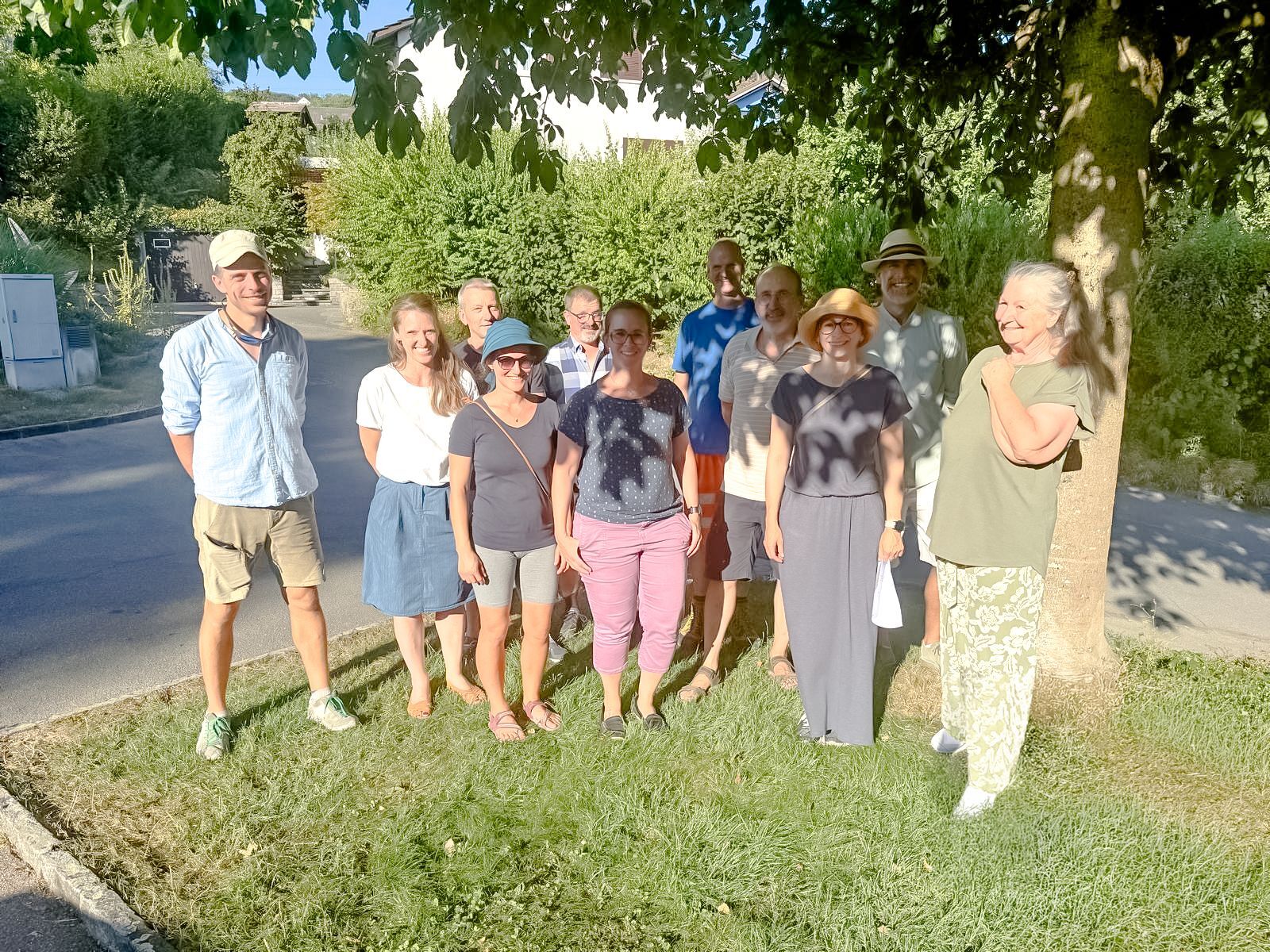 Am 13. August 2026 erfolgte unter der Leitung der Naturama-Vertreter die Startsitzung zur Klimaberatung Eggenwil: (v.l.) David Preiswerk und Isabelle Glanzmann (Projektleiter Naturförderung und Klima des Naturama Aargau), Bruno Meier (Leiter technische Betriebe/Dienste Eggenwil), Jessica Gattlen (Aktuarin der Natur- und Umweltkommission NUK Eggenwil), André Belser (Mitglied der NUK und Feuerbrand/Ambrosia-Kontrolleur sowie Neobiota-Ansprechperson der Gemeinde), Stephanie Boksberger (Mitglied der NUK), Markus Belser (Angestellter technische Betriebe/Dienste und Schulanlage-/Waldhüttenwart), Markus Käch (Präsident der NUK und ehemaliger Co-Präsident von WWF Aargau), Gemeinderätin Esther Werthmüller, Gemeinderat Sebastian Meyer (Ressortvorsteher Umwelt) und Ingrid Vitali (Mitglied der NUK). Bild: Walter Bürgi, Leiter Abteilung Bau, Planung, Umwelt und Werke/13.08.2026