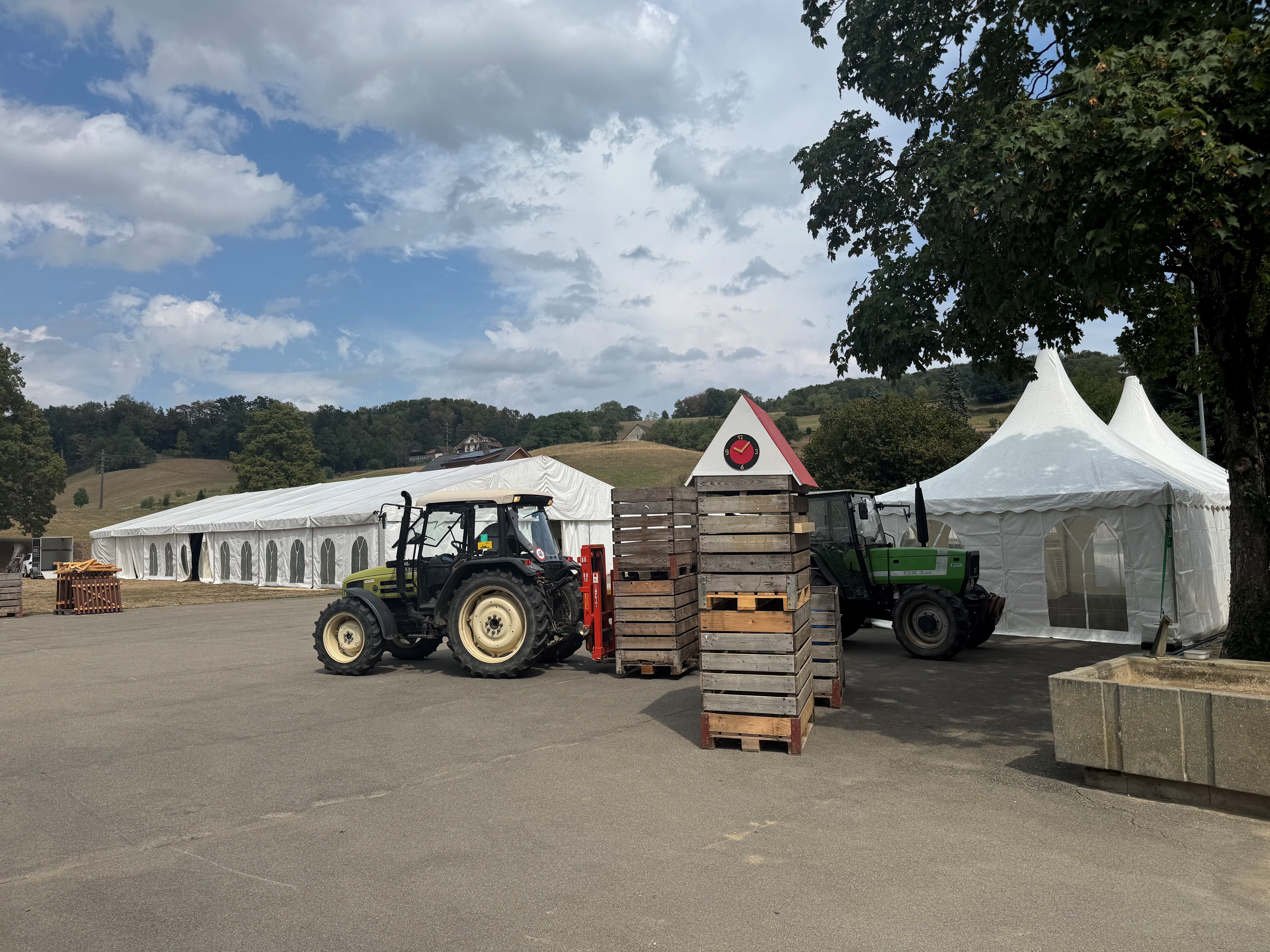 Die Aufbauarbeiten für das zweitägige Dorf‐ und Volksfest zum 100-Jahr-Jubiläum der Musikgesellschaft Eggenwil sind seit letzten Mittwoch in vollem Gange. Bild: Walter Bürgi/20.08.2026
