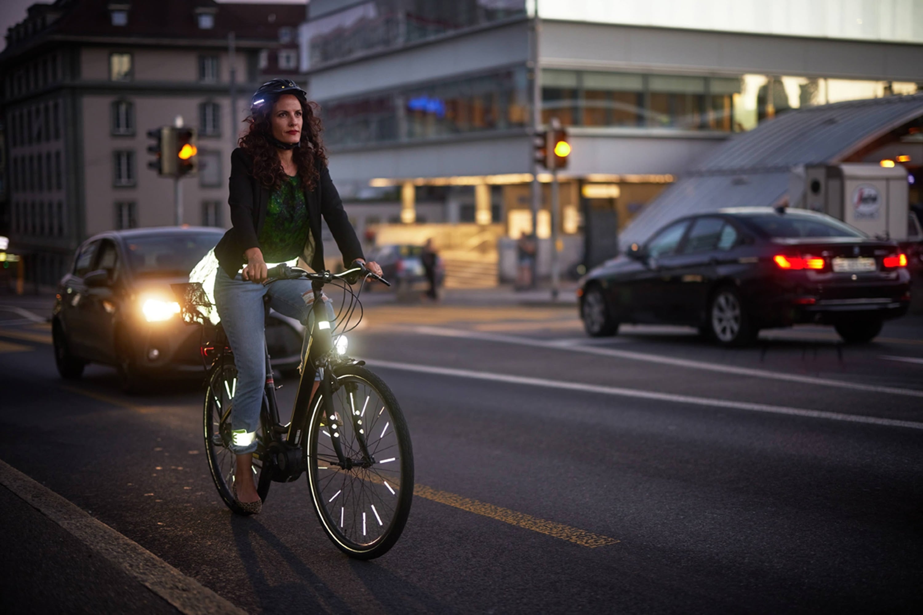 Sichtbarkeit ist ein wesentlicher Bestandteil der Verkehrssicherheit. Dennoch wird ihre Bedeutung noch immer häufig unterschätzt – obwohl sie alle Verkehrsteilnehmenden betrifft: Autofahrerinnen und Autofahrer, Velofahrende, Fussgängerinnen und Fussgänger oder Nutzerinnen und Nutzer von E-Trottinetts. Mit seiner Präventionskampagne MADE VISIBLE erinnert der Touring Club Schweiz daran, dass gute Sichtbarkeit wirkungsvoll zur Verkehrssicherheit beiträgt.