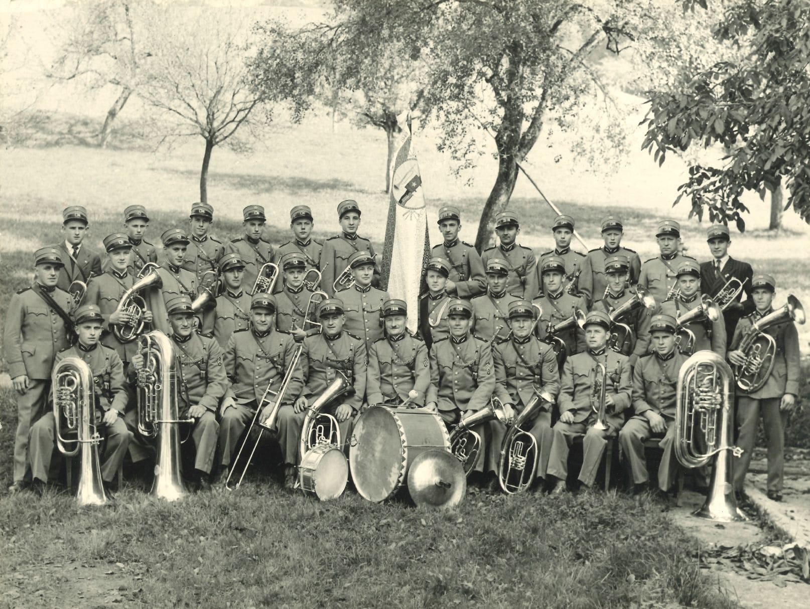 Bild der Musikgesellschaft Eggenwil bei der Fahnenweihe 1949