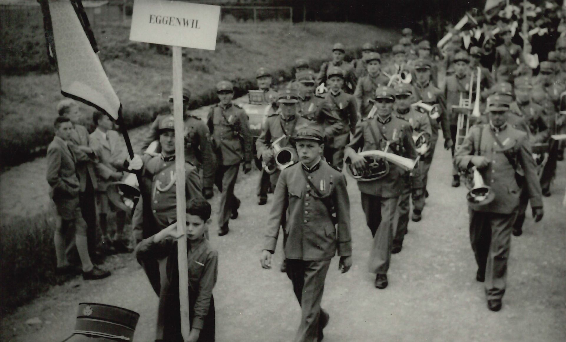 Bild der Musikgesellschaft Eggenwil beim Kantonalen Musiktag 1952 in Wohlen