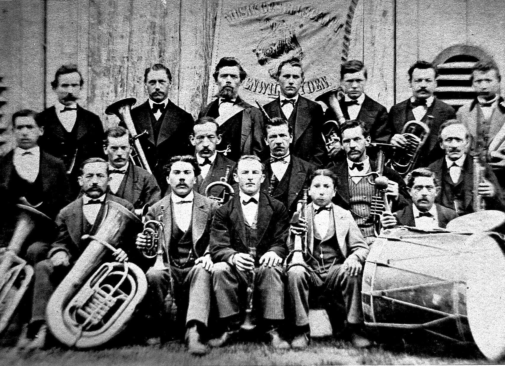 Bild der Musikgesellschaft Eggenwil-Widen in der Zeit vor ihrer Auflösung im Jahr 1908. Othmar Zimmermann sel. (1920 – 2020) hielt dazu in seinen handschriftlichen Aufzeichnungen fest: «Mein Grossvater war der letzte Dirigent der Gesellschaft, Kaspar Meier, geb. 16.10.1845, gest. 27.11.1906. Zum Geleite spielte ihm am Grabe die Musikgesellschaft die letzte Ehre. Leider hatte man dann keine Kraft mehr, die Tradition einer Musik weiterzuführen. Angaben von meiner Mutter Ida Zimmermann-Meier in den Jahren 1928 bis zirka 1940. Für mich war es eine interessante Zeit, vieles von früher zu erfahren.»