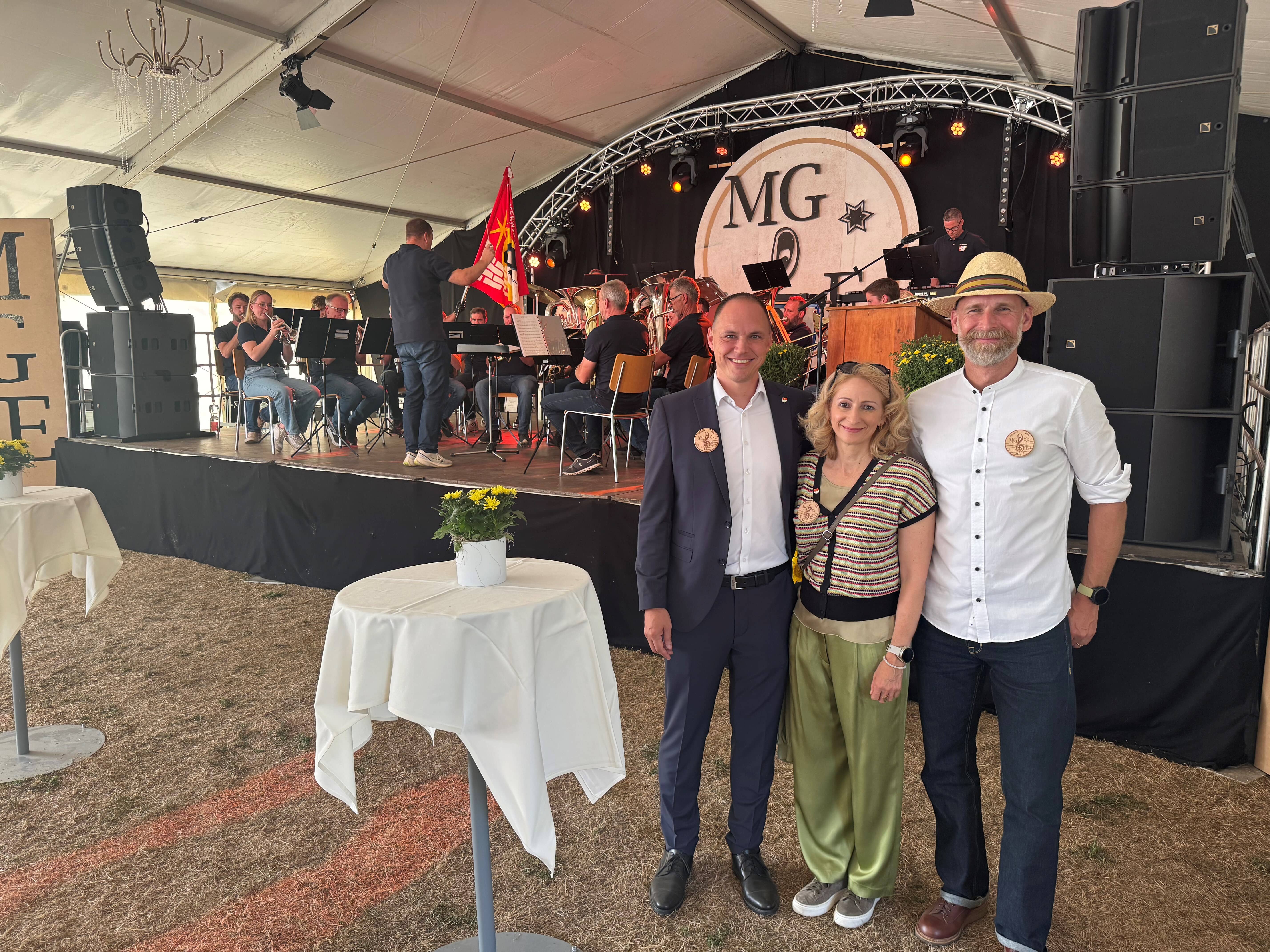 Während Vizeammann Roland Belser und Gemeinderat Nicola Altschul als Mitglieder der Musikgesellschaft selbst auf der Bühne musizierten, lauschten die drei anderen Gemeinderatsmitglieder vor der Bühne den stimmungsvollen Klängen: (v.l. Gemeindeammann Pascal Vogel, Gemeinderätin Esther Werthmüller und Gemeinderat Sebastian Meyer. Bild: Walter Bürgi/22.08.2026