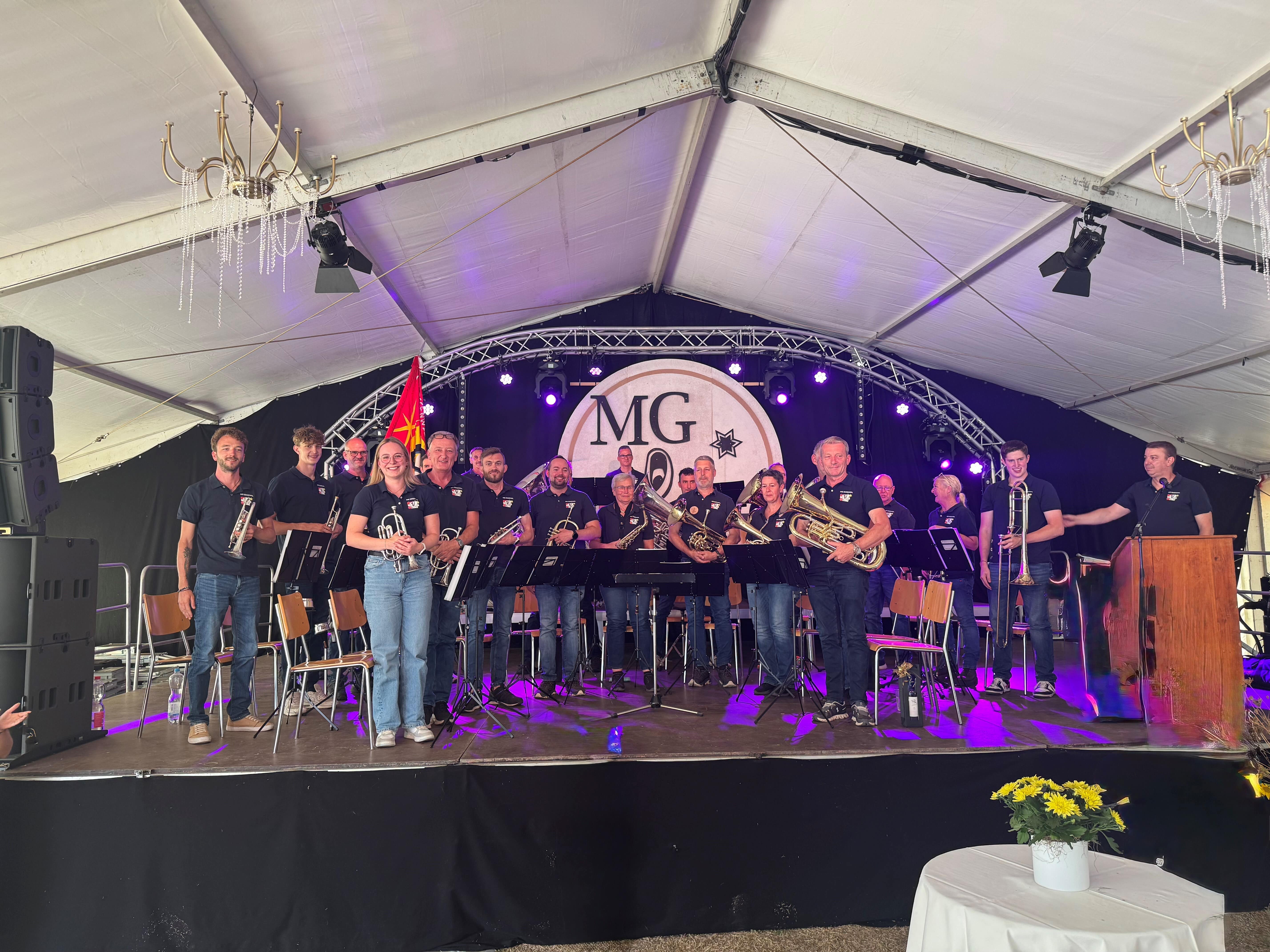 Nach einem wunderbaren Konzert mit Zugabe unter der Leitung ihres langjährigen Dirigenten Riccardo Vegezzi überliess die Musikgesellschaft die Bühne der Partyband «Top of The 80’s», die ab 20.15 Uhr mit zeitlosen Evergreens der 80er-Jahre für ausgelassene Stimmung sorgte. Bild: Walter Bürgi/22.08.2026