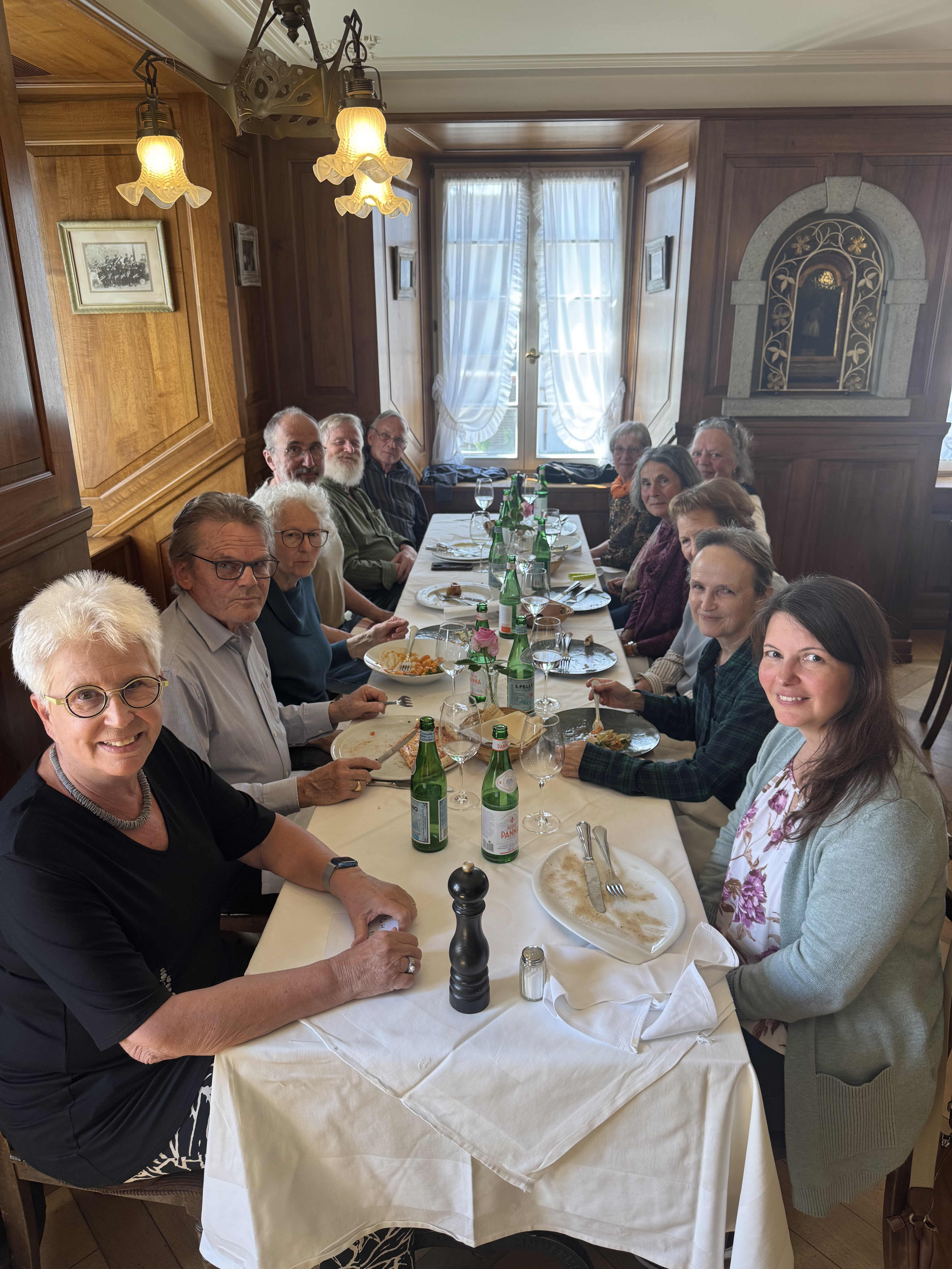 Im Frühling dieses Jahres durften Gemeinderat und Verwaltung der Gruppe «I guete Händ» zum 20-jährigen Jubiläum gratulieren. Als kleines Zeichen des Danks und der Anerkennung offerierte die Gemeindebehörde den verdienten Mitgliedern ein Abendessen in geselliger Runde im Restaurant zum Sternen Eggenwil: (v.l.) Anja Steinbach, Paul und Ruth Ackermann, Markus Käch, Martin Widmer, Hanspeter und Evi Seiler, Annafried Widmer, Hanni Käch, Anna-Maria Artemisio, Barbara Bettenman und Claudia Fellay. Leider verhindert waren Angelika Egloff und Maria Mistry. Bild: zvg