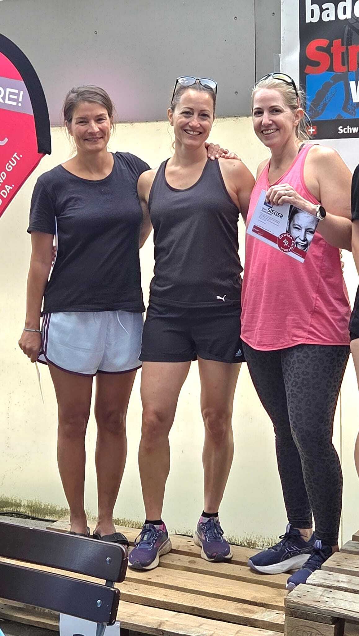 Beim Kurzdistanzlauf über 5 Km erreichte das Team des Sportvereins Eggenwil mit einer Zeit von 0:52:08,73 den hervorragenden 2. Platz: (v.l.) Alexandra Meyer, Andrea Gysler und Tanja Belser. Bild: Sportverein Eggenwil/Stephanie Boksberger