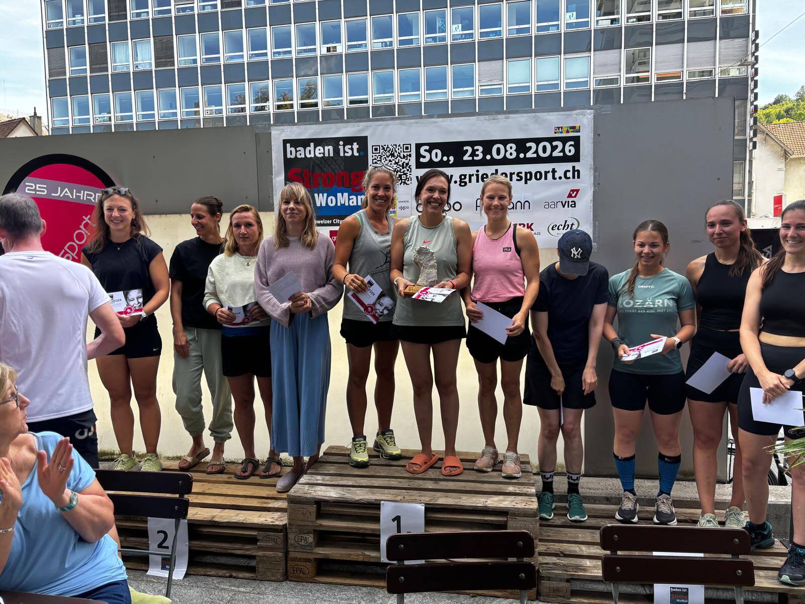 Besonders erfolgreich war das Frauenteam des Eggenwiler Sportvereins über 10 km Langdistanz. Mit einer starken Zeit von 1:25:12,55 sicherte sich die Gruppe den 1. Platz von 3 Teams und damit den Sieg in ihrer Kategorie: (v.l.) Catherine Locher, Sonja Weibel und Manuela Weber. Bild: Sportverein Eggenwil/Stephanie Boksberger