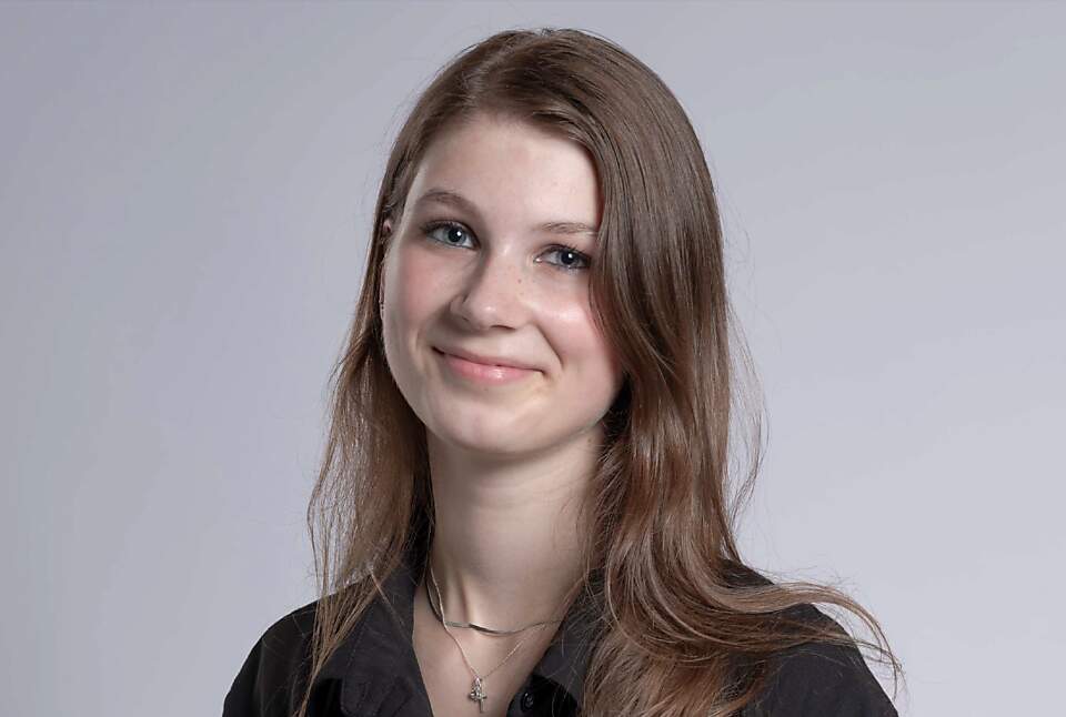 Die Eggenwilerin Kezia Villiger absolvierte von 2023 bis 2026 bei der Gemeindeverwaltung Eggenwil höchst erfolgreich ihre dreijährige Ausbildung zur Kauffrau EFZ Öffentliche Verwaltung mit integrierter Berufsmaturität. Nun übernimmt sie per 1. Oktober die Leitung der Abteilung Finanzen mit einem Arbeitspensum von 80 Prozent und wird dabei durch ein professionelles Coaching unterstützt. Bild: zvg