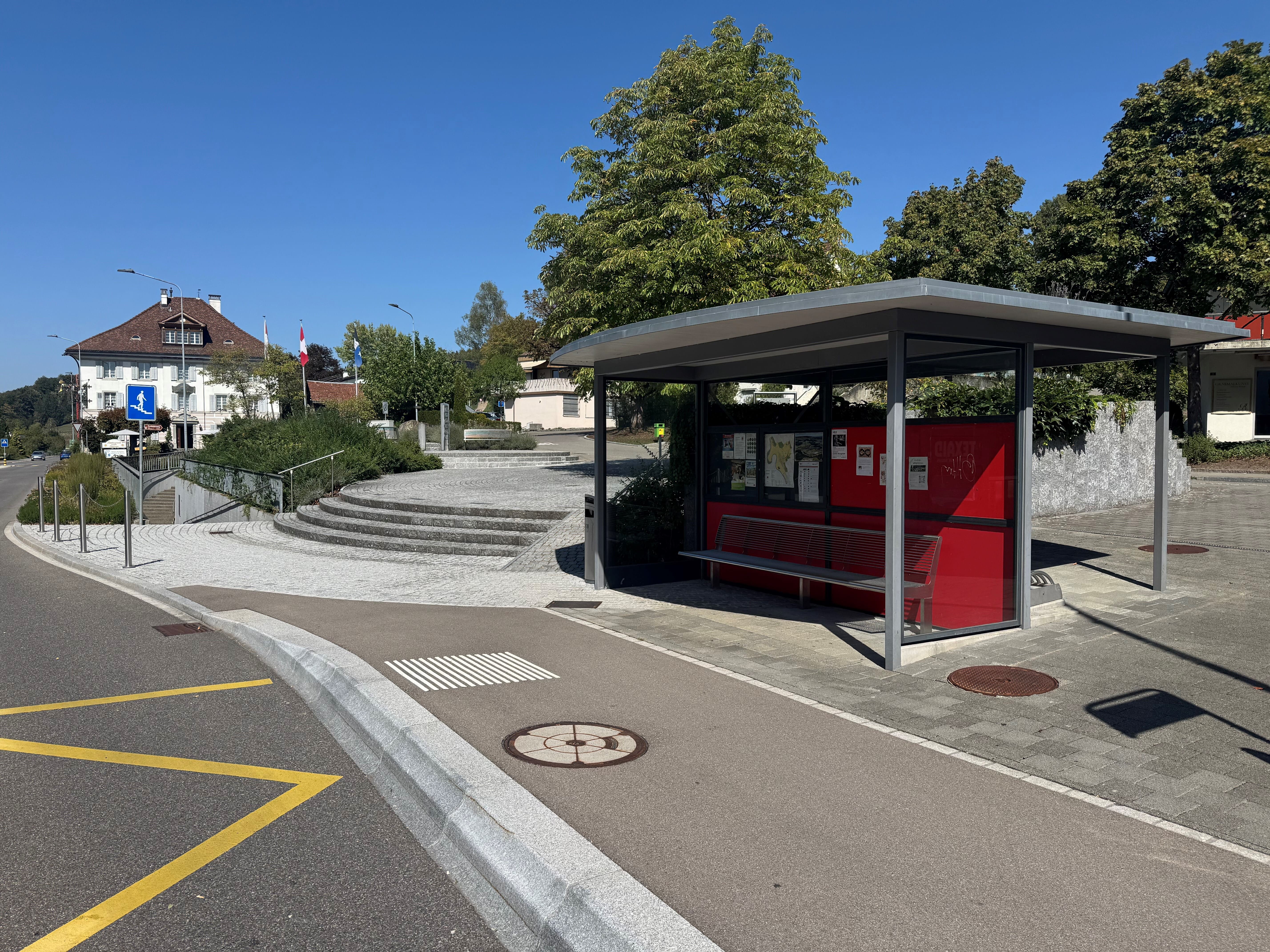Die Eggenwiler Bushaltestelle beim Dorfplatz bleibt mittelfristig die einzige im Dorf. Bild: BBA 02.10.2026/GK, Walter Bürgi