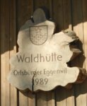 Stammscheibe neben dem Haupteingang der Waldhütte Eggenwil